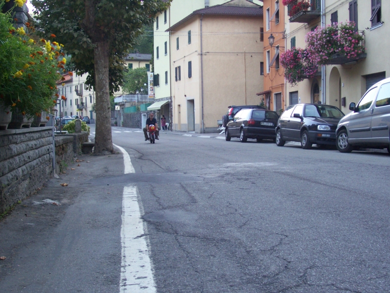  Image name: Persone124.jpg 
 width: 800 pixel 
 height: 601 pixel 
 Size: 437224 bytes 
 Click to enlarge 